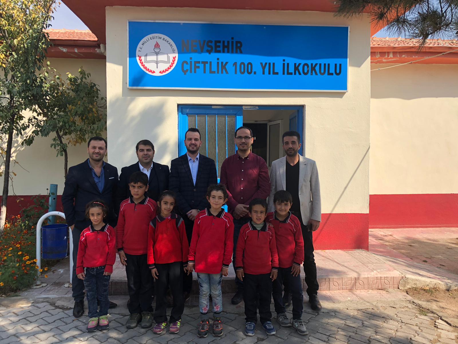 NESİAD üyeleri 170 tane kışlık ayakkabı ve mont yardımı yaptı. NESİAD üyeleri 170 tane kışlık ayakkabı ve mont yardımı yaptı.
