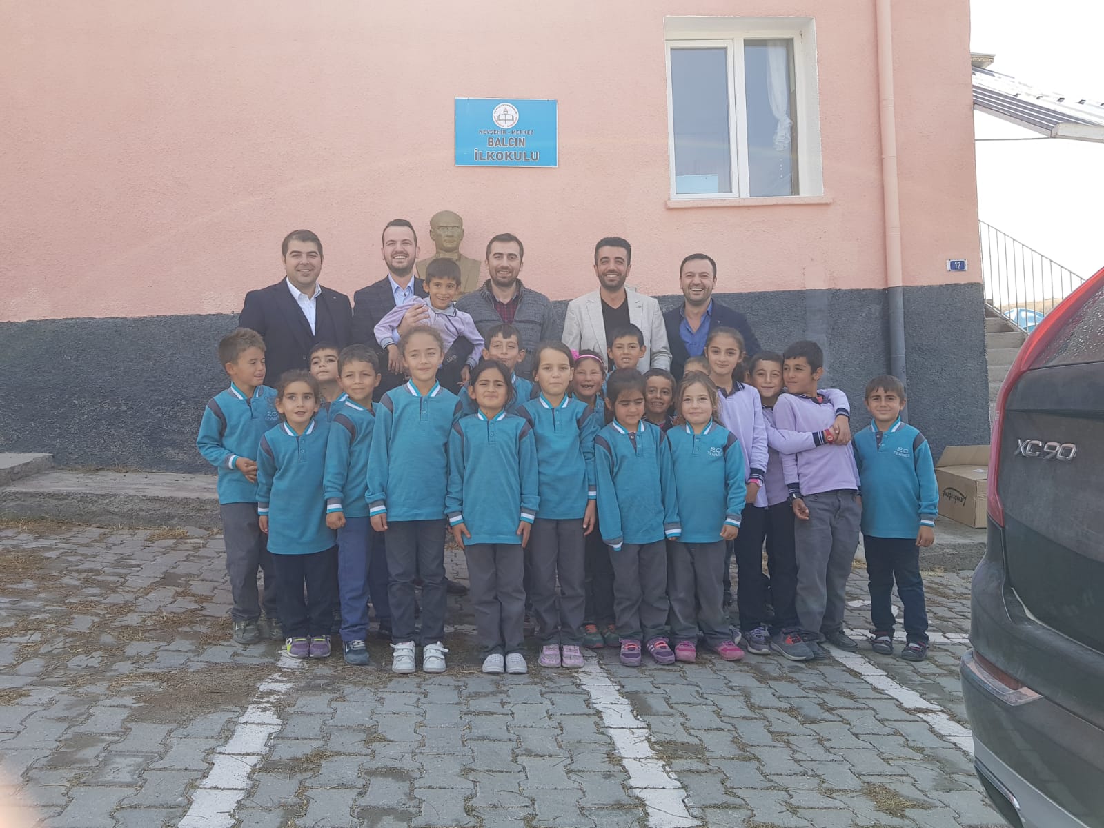 NESİAD üyeleri 170 tane kışlık ayakkabı ve mont yardımı yaptı. NESİAD üyeleri 170 tane kışlık ayakkabı ve mont yardımı yaptı.